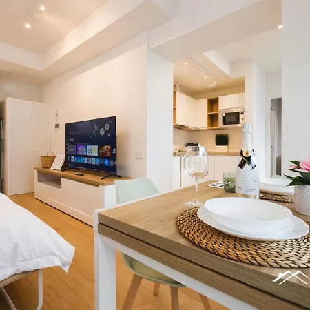 Waterfront Lux| Studio|a/c|parking|gym|wifi By Tilo Cenova